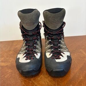 Selewa men’s Alp Trainer Mid  GTX
US size 10 1/2 EUR size44.